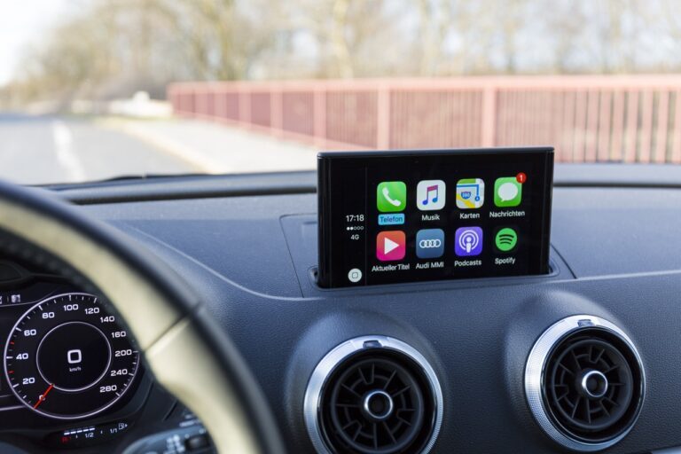 支持 Carplay 的第三方地图导航软件 CarPlay display